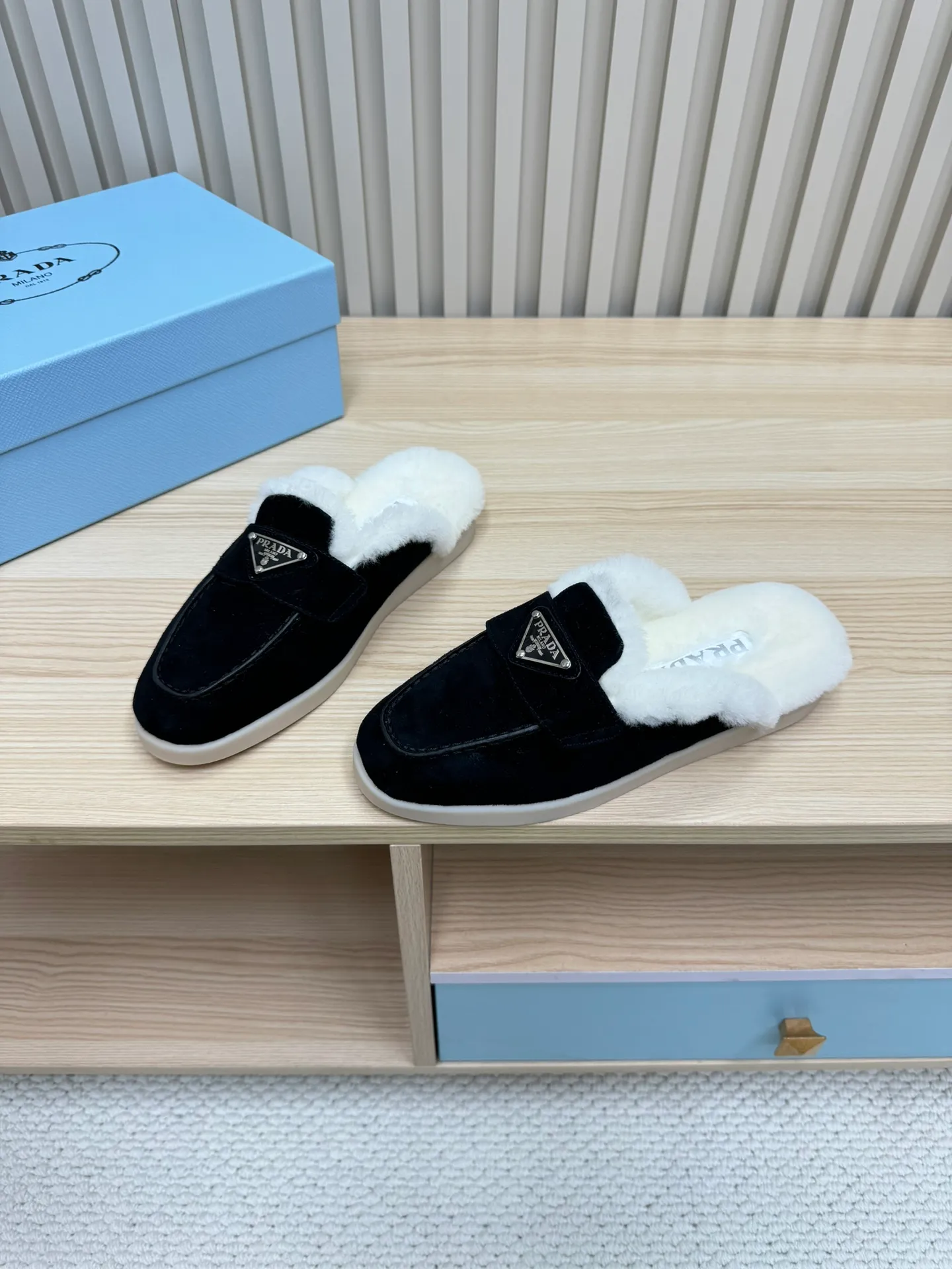 p560 🎉Prada toe-cap wool slippers, officially updated simultaneously, couple models are coming! 💑 Classic triangle buckle design, extremely fashionable. The all-wool lining and feet have excellent thermal insulation properties, allowing you to feel warm even in cold winter days. The comfortable TPU soles are extremely comfortable to wear, as if you are walking on the clouds. 😌 It is an excellent choice whether at home or out. Wear it with your significant other to show off your love and become the focus of street fashion. 💖This winter, let Prada toe-toe wool slippers accompany you, combining warmth and fashion. Come and get it now! 🛍️ Fabric: Imported frosted cowhide Lining: One-piece sheepskin imported from Australia Outsole: Original Tpu absorbent film outsole Female size: 35～41 (41 customized) Male size: 39～45 (45 customized)